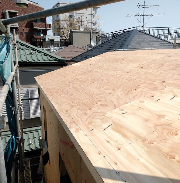 屋根垂木取付け後野地合板貼り完了 